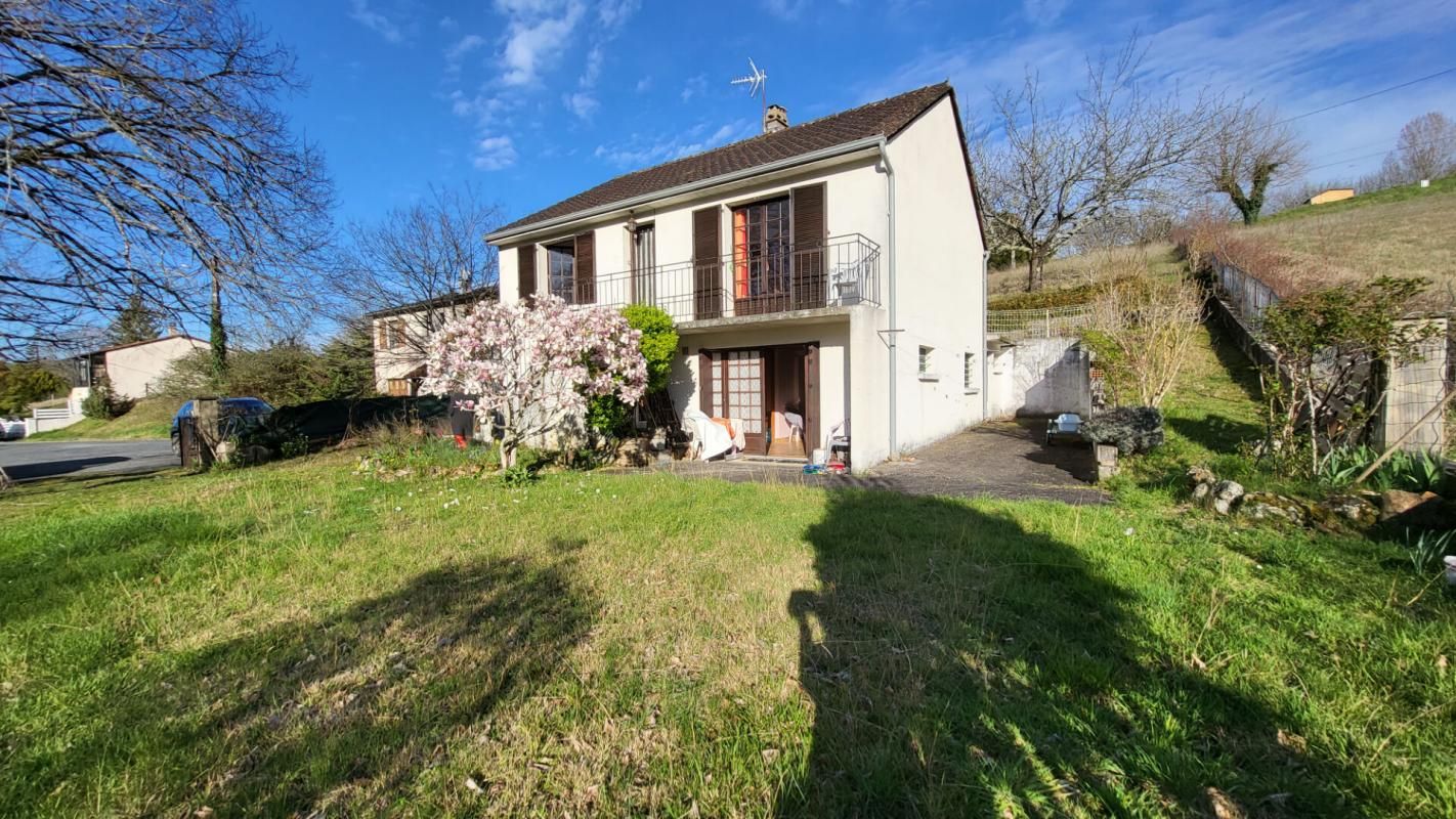 24190  village Proche  Neuvic  Maison de 5 pièces 134 m2 sur 2 niveaux  parcelle 1160 m² avec jolie vue