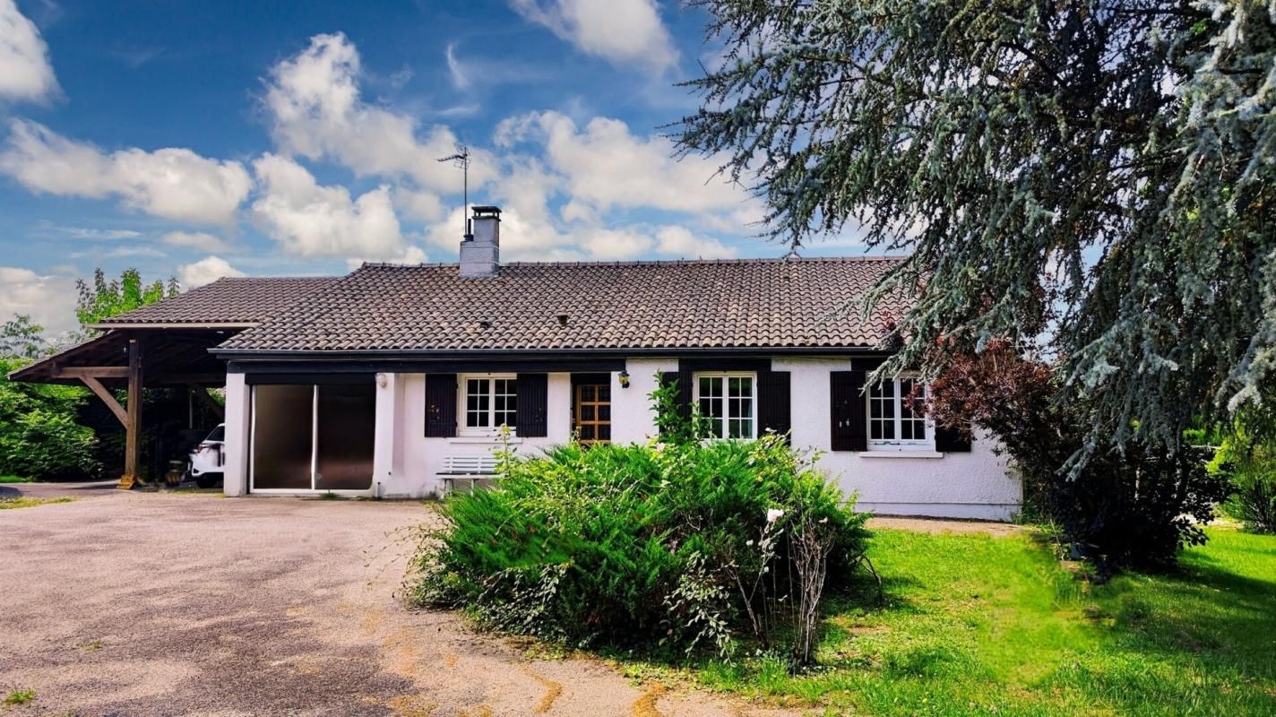 Maison de plain pied, 3 chambres, séjour, véranda, jardin arboré. Piscine à rénover