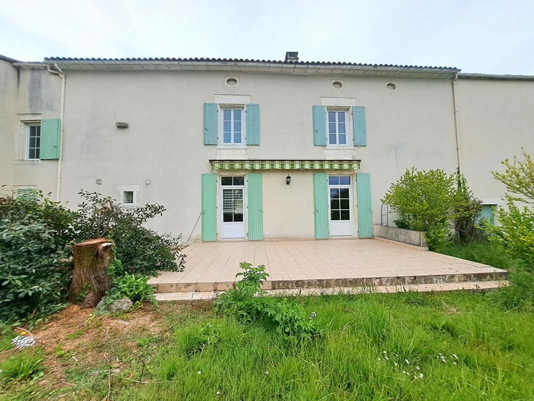 SAINT-GENIS-D'HIERSAC Maison de 155m2 avec dépendances - 4 chambres à Saint Amand de Nouere 1