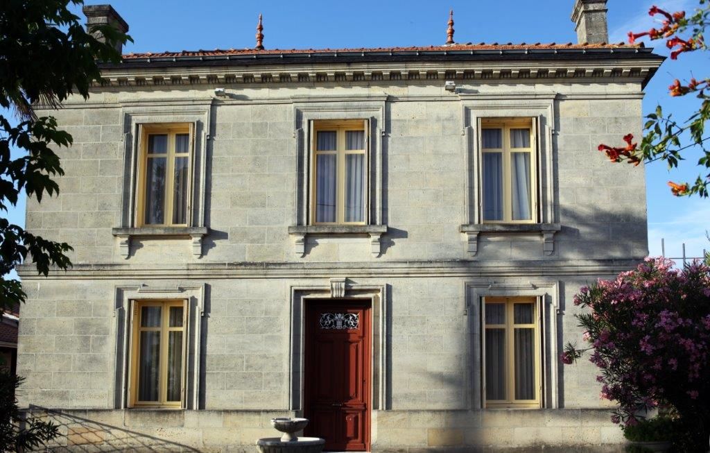 Maison et dépendances avec vue sur la Dordogne