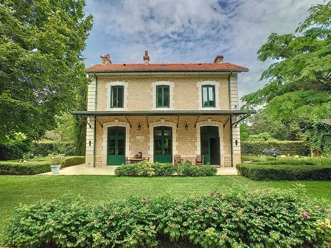 Ancienne gare avec maison d'amis et piscine