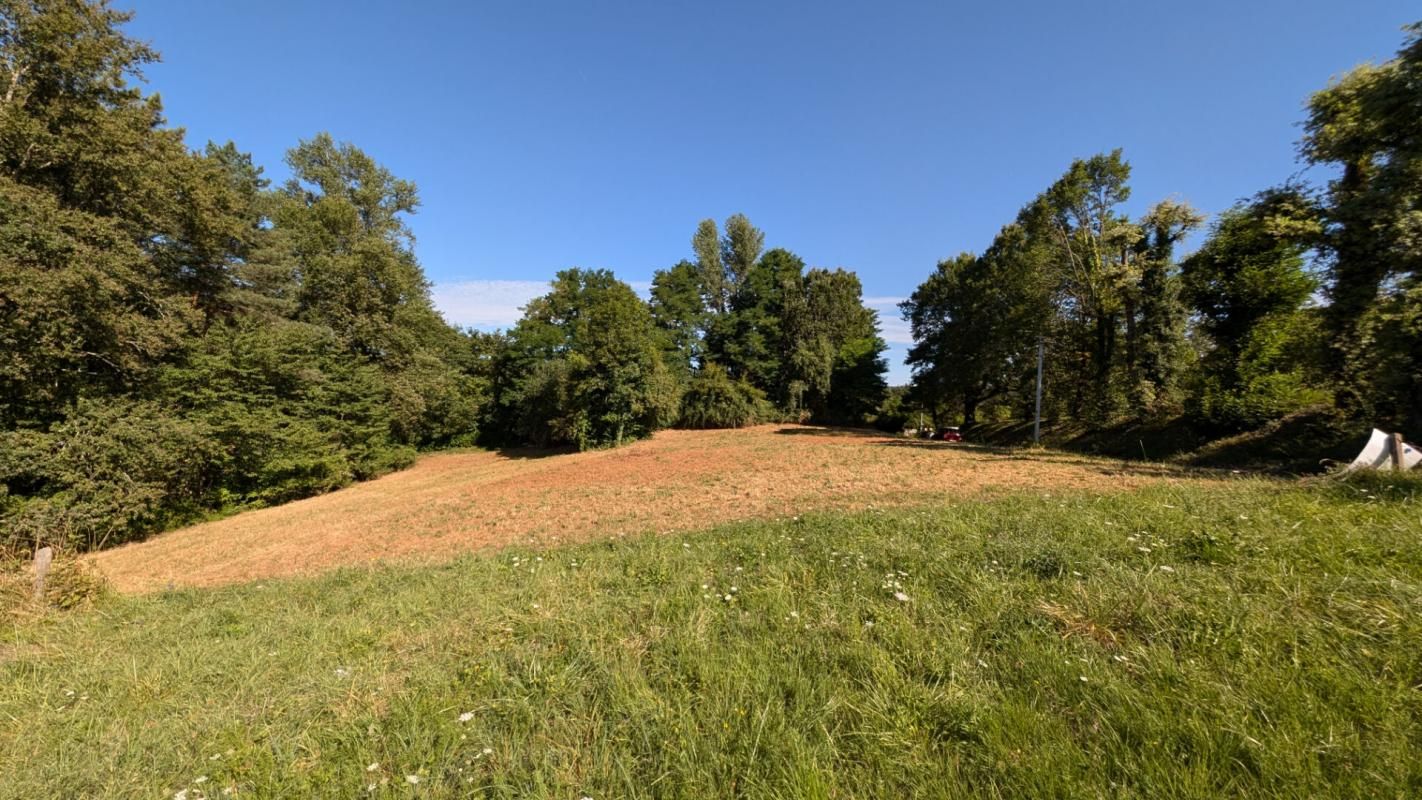 Terrain constructible de 2062 m2 avec permis à 5 mn de Sarlat