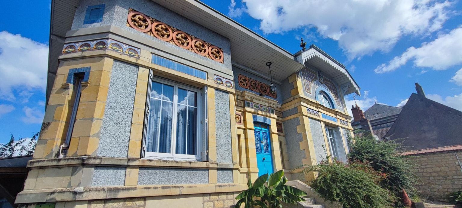 Très jolie maison ancienne avec piscine et dépendances à Coulanges Les Nevers