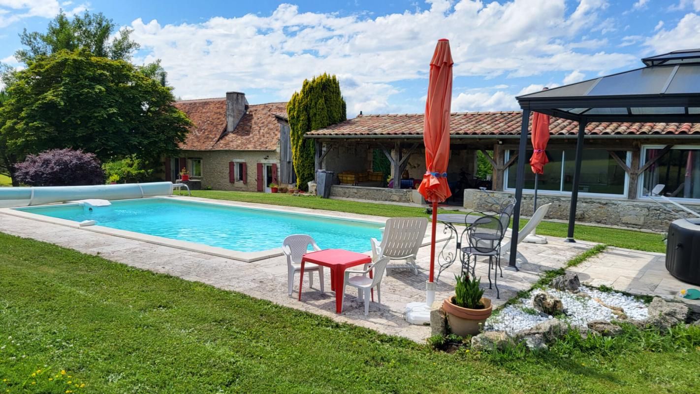 LUNAS Proche Bergerac Maison pierres style longère rénovée avec gite et piscine 1
