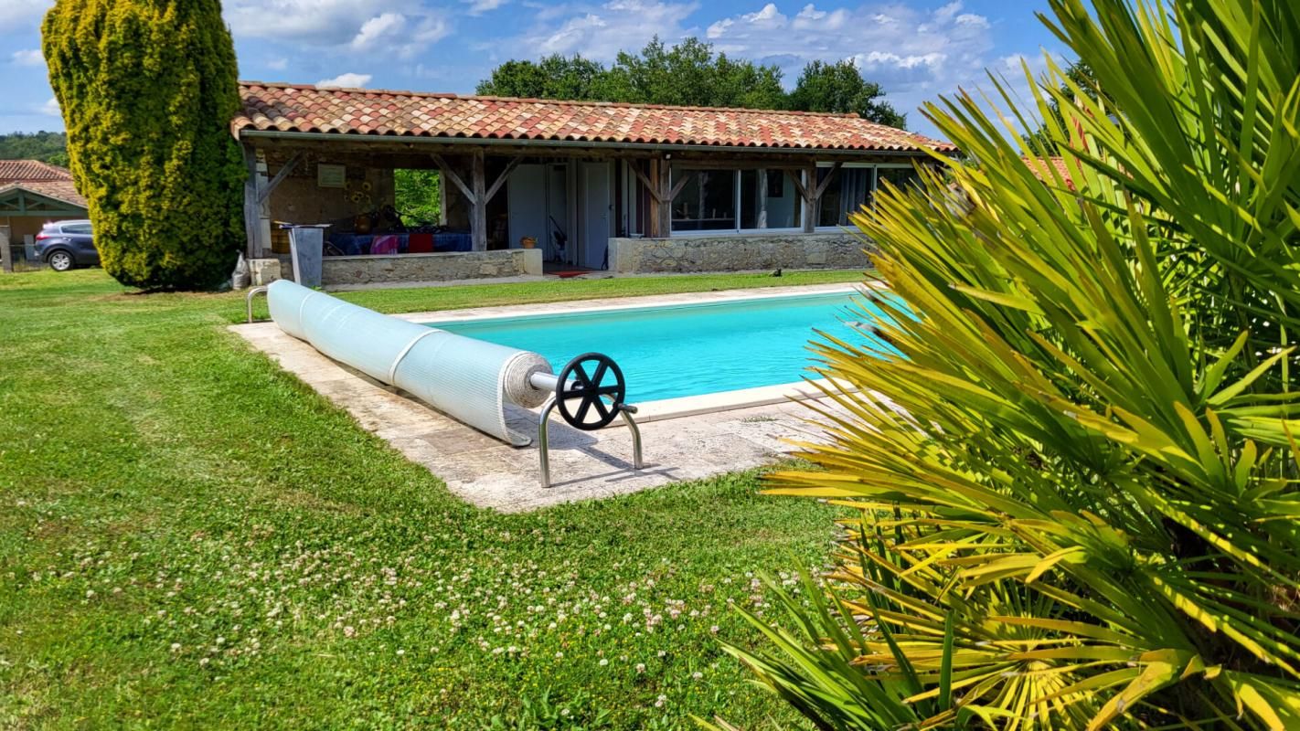 LUNAS Proche Bergerac Maison pierres style longère rénovée avec gite et piscine 3