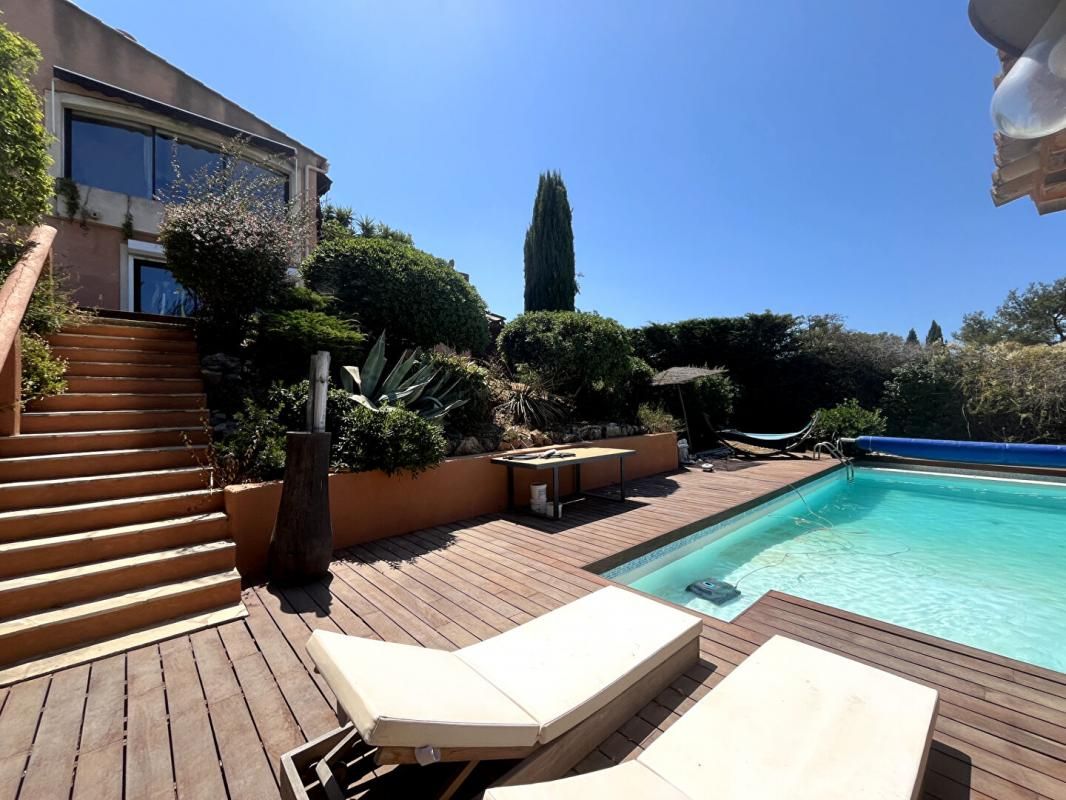 SANARY-SUR-MER Villa Sanary Sur Mer- 6 pièces avec piscine - 130 m2 - 930 000 Euros 3