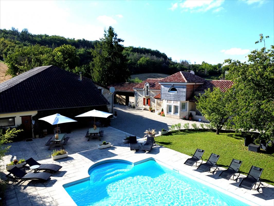 Superbes anciennes longères en pierre, rénovées. Maison principale plus 3 gîtes. Salle de réception. Belle piscine