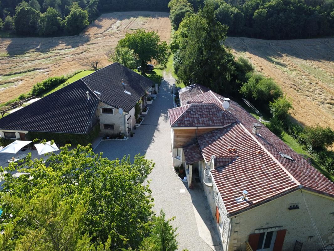 MONTAGRIER Superbes anciennes longères en pierre, rénovées. Maison principale plus 3 gîtes. Salle de réception. Belle piscine 2