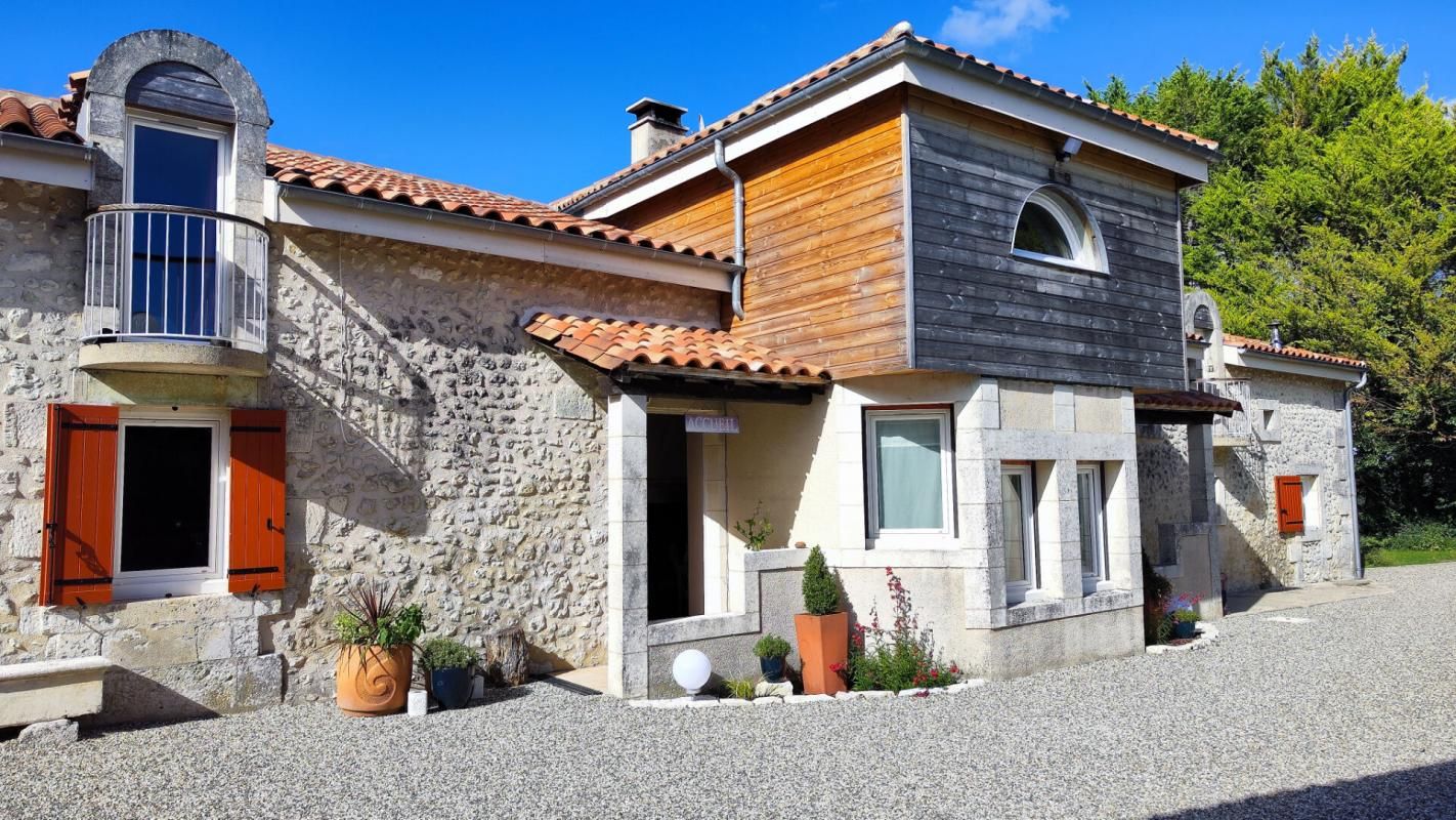 MONTAGRIER Superbes anciennes longères en pierre, rénovées. Maison principale plus 3 gîtes. Salle de réception. Belle piscine 4