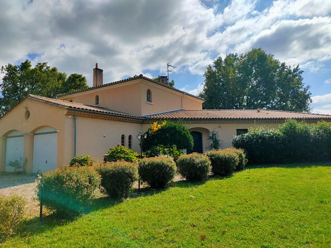 MONTUSSAN BELLE DEMEURE DE CHARME  - 236 M² - DOUBLE GARAGE - PISCINE - TERRAIN 4189 M² 1