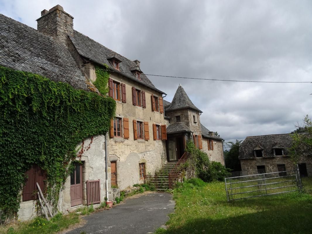 SENERGUES Secteur Sénergues Corps de ferme avec maison de Maitre -  14 pièce(s) 270 m2 - terrain 1ha48 1