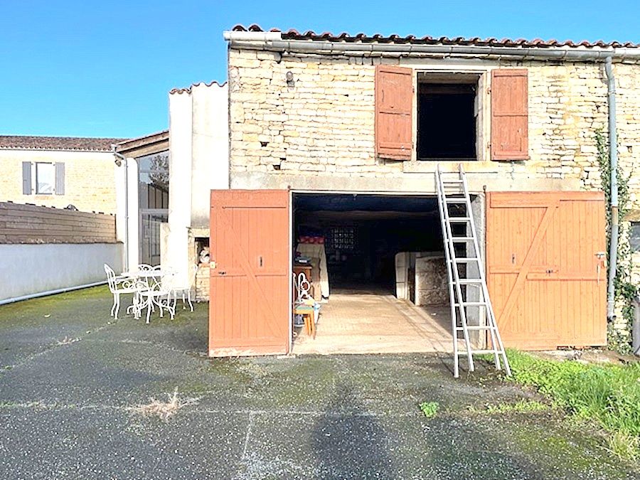 Lot de 2 Maisons à rénover 190 m2 avec jardin de 540 m2 constructible, greniers et dépendance