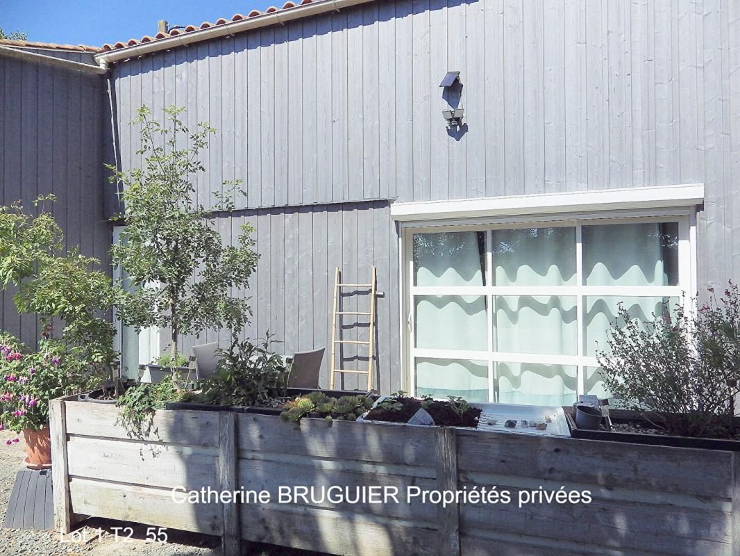 SAINT-SAUVEUR-D'AUNIS SPECIAL INVESTISSEUR  APPARTEMENTS, 2 logements loués centre St Sauveur 3