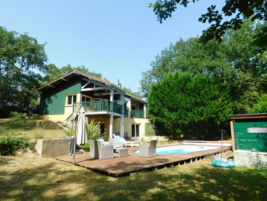 Maison contemporaine de 8 pièce(s) 201 m2 avec 5 chambres, piscine et parc boisé de 8745m2