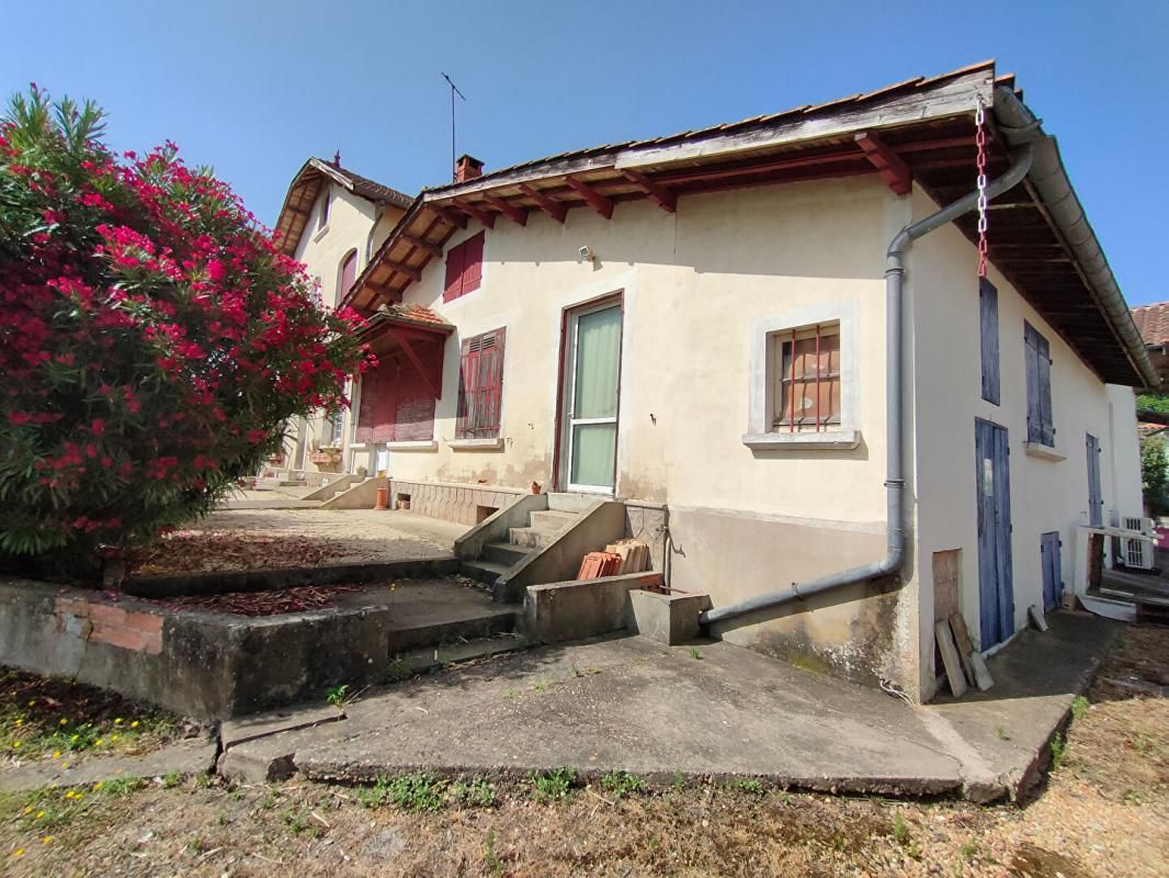 VAYRES MAISON 60 m² - CHAI 50 m² - BATIMENT 180 m² - TERRAIN 700 m² 1