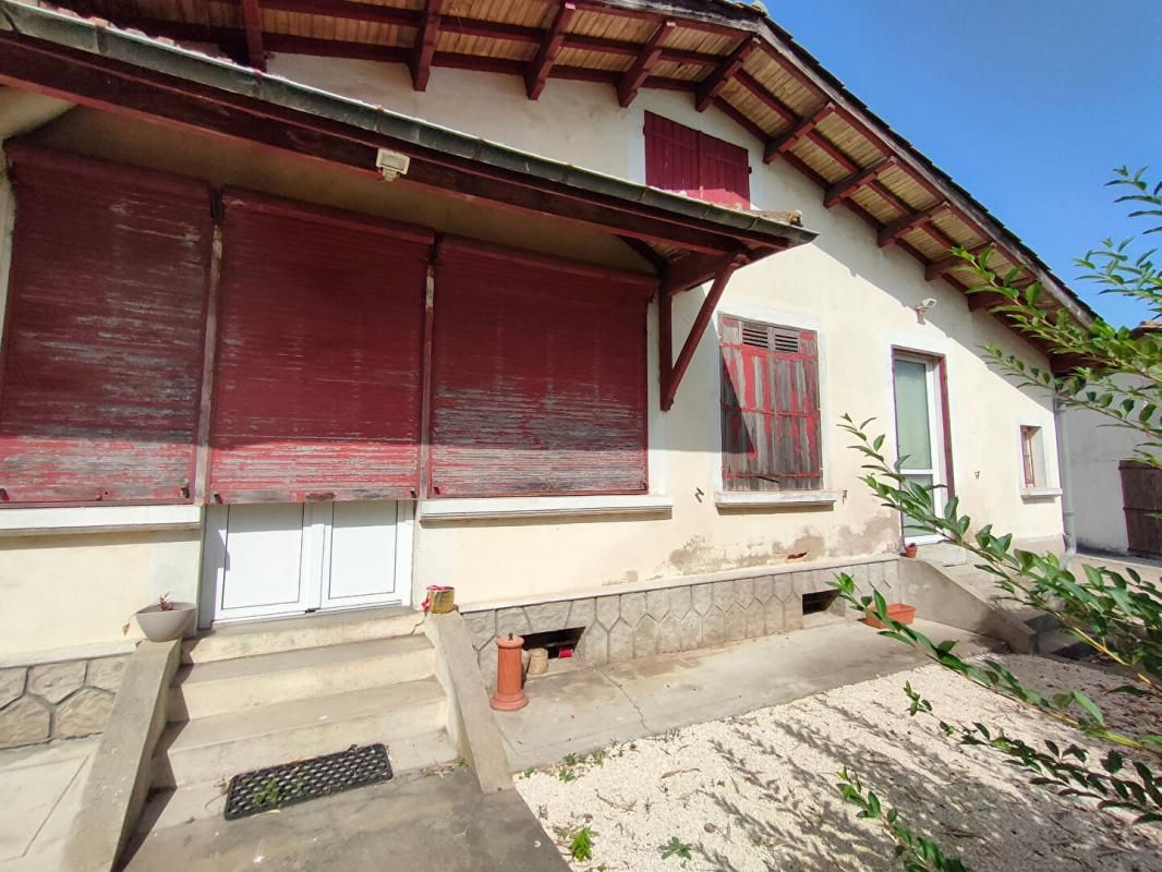 VAYRES MAISON 60 m² - CHAI 50 m² - BATIMENT 180 m² - TERRAIN 700 m² 3