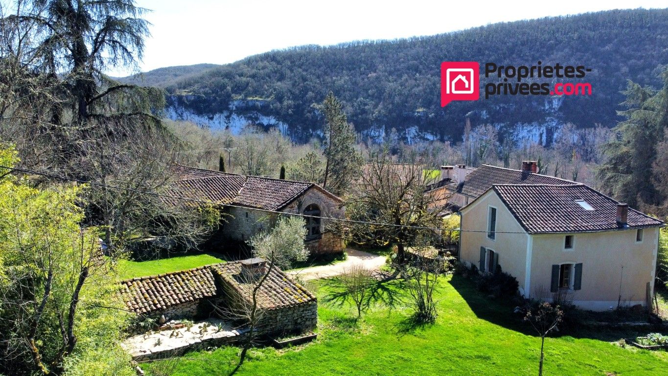 CAHORS Propriété de caractère avec piscine et dépendances 1