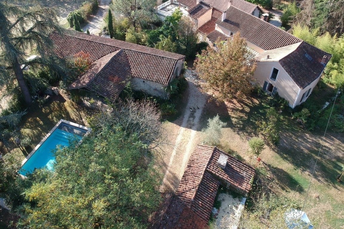 CAHORS Propriété de caractère avec piscine et dépendances 2