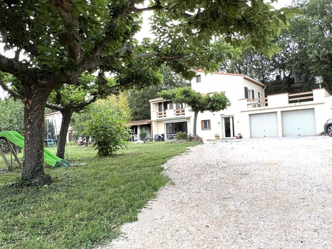 RODES Villa 4 faces avec vue imprenable sur les montagnes, sur une parcelle de 1275 m2 1