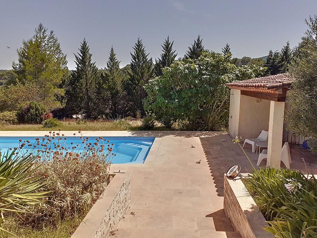 LE VAL Villa T8 de 156 m2 sur 2500m² de terrain avec piscine - LE VAL 2