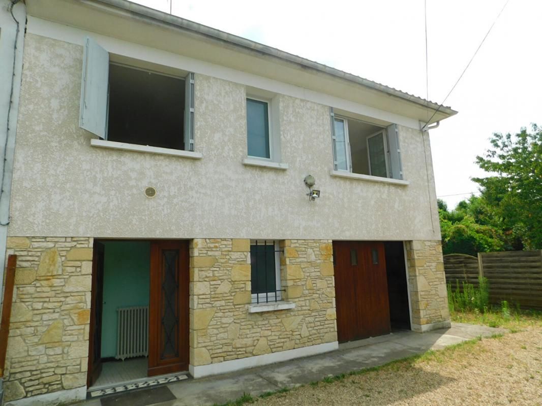 Maison  mitoyenne des années 70 sur sous -sol complet  avec  5 pièce(s)