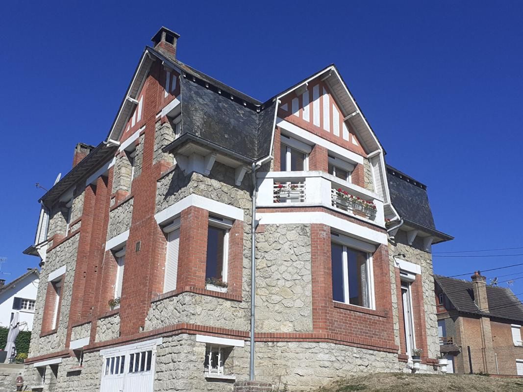 Maison de caractère et local commercial centre ville Gournay en Bray