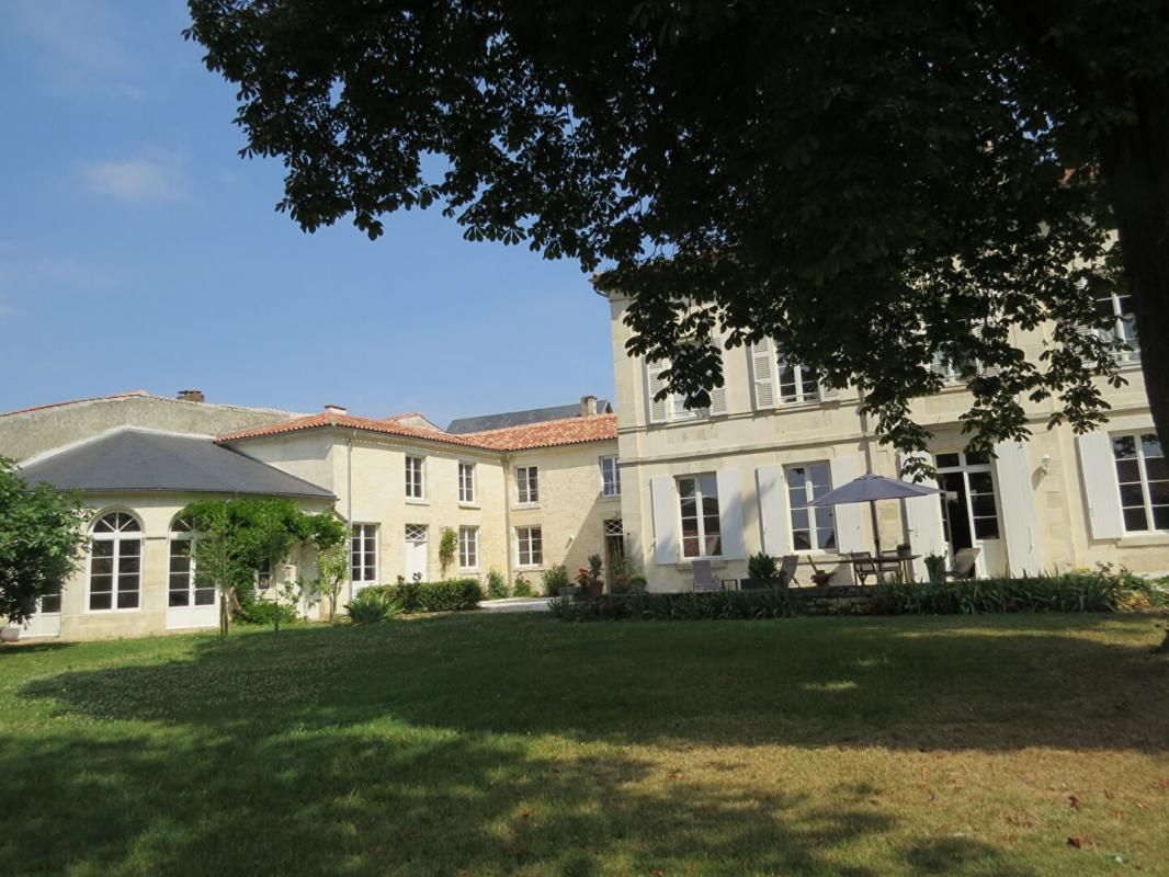 FONTENAY-LE-COMTE Ancien Hôtel particulier, jardin et piscine centre ville 1