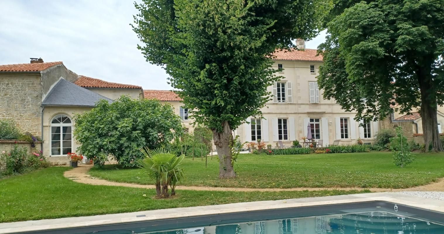 FONTENAY-LE-COMTE Ancien Hôtel particulier, jardin et piscine centre ville 2