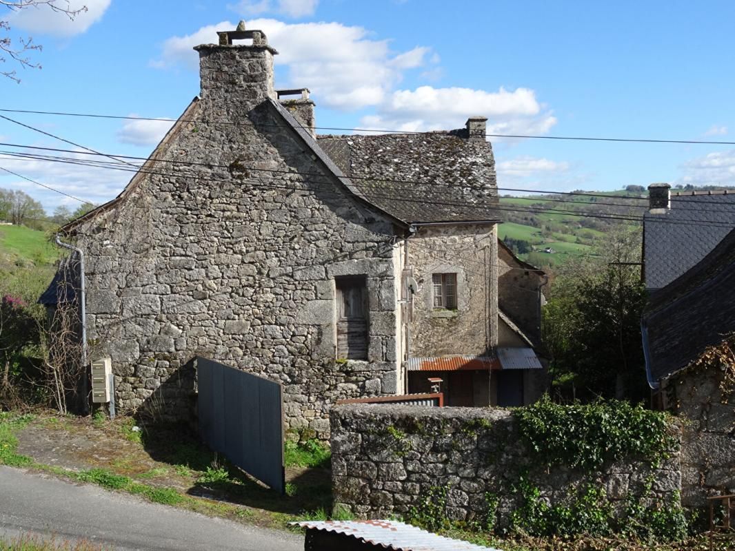 SENERGUES Secteur Sénergues (12320) Corps de ferme  9 pièce(s) 210 m2 avec terrain de 2090 m² 3