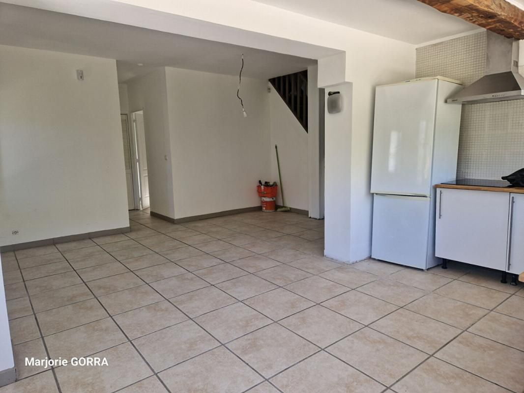 GEMENOS APPARTEMENT T3 AVEC JARDIN ET PISCINE