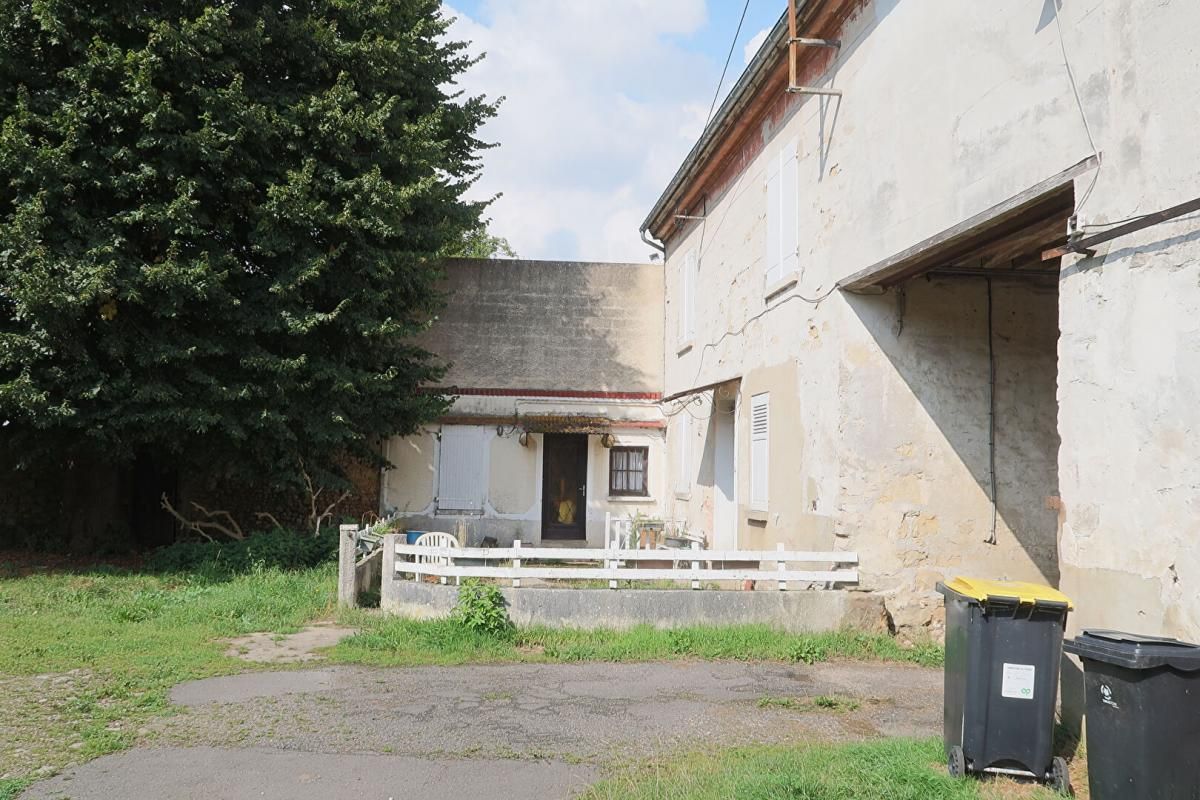 CORPS DE FERME AVEC PLUSIEURS BATIMENTS SUR 4132 M² DE TERRAIN