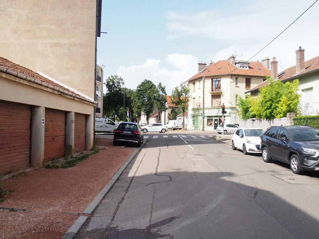 DIJON Parking / box Dijon 15 m2 quartier des facs 4