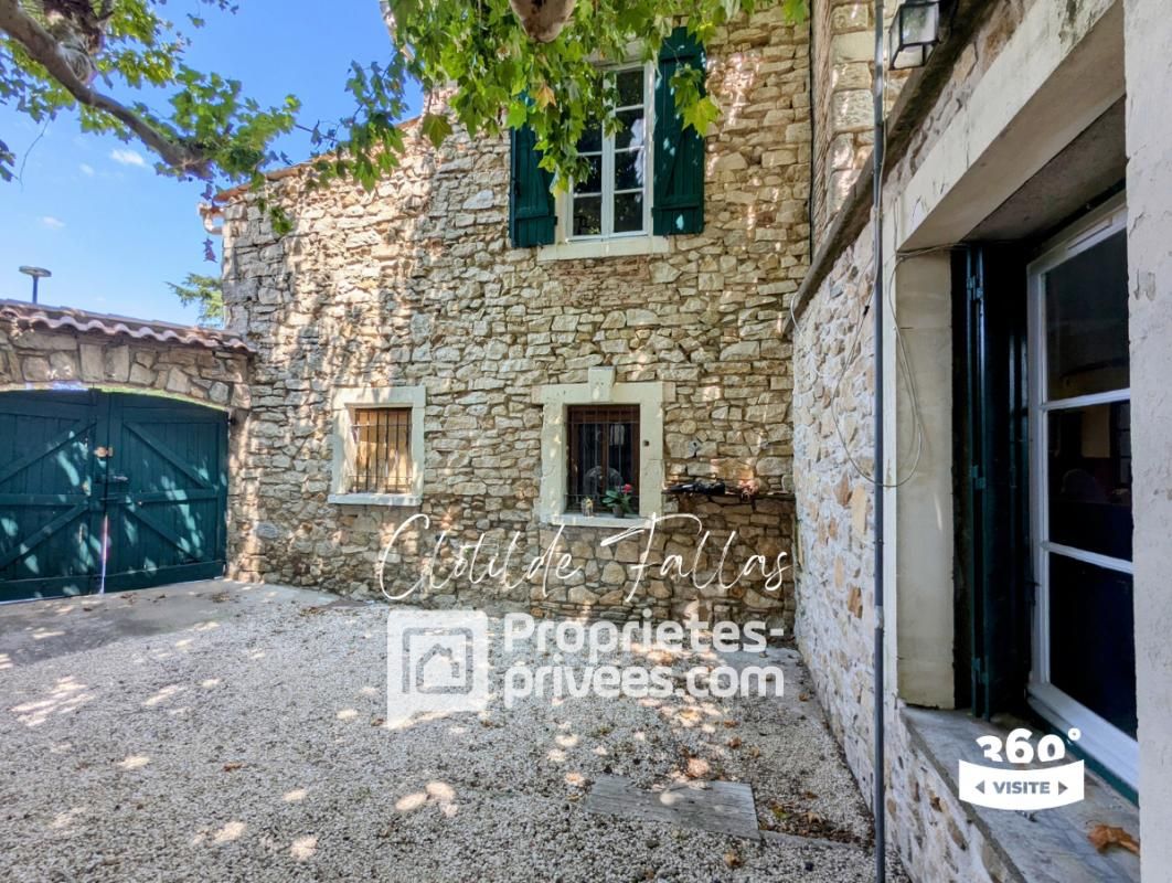 Maison de village en pierre avec cour et balcon - Fort potentiel