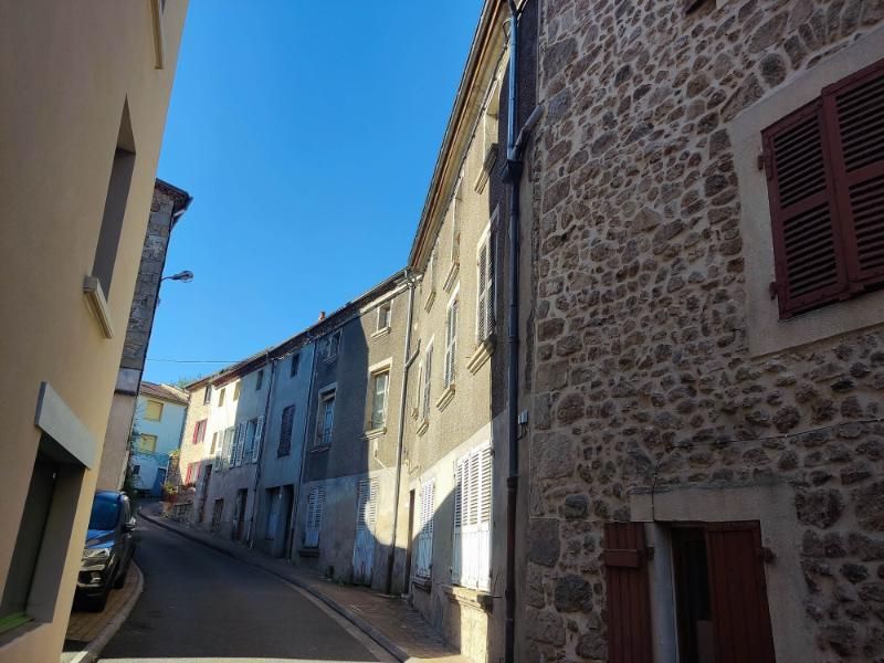 CUNLHAT Ensemble de maisons de bourg à réhabiliter entièrement 2