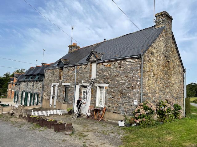 Maison en pierre en campagne