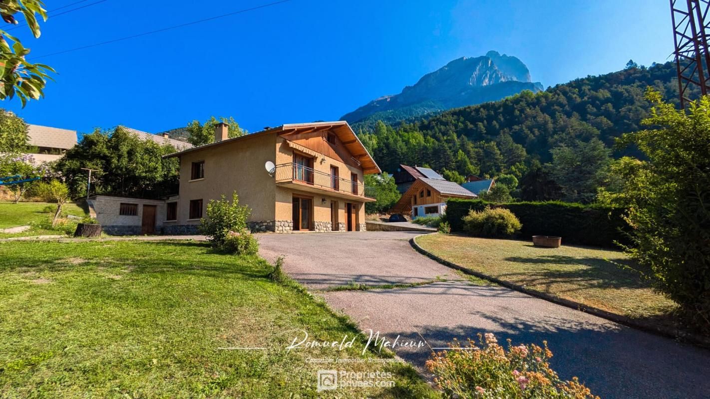 VALLOUISE  - Grande maison de 138 m² habitable et annexes sur 703 m² de terrain