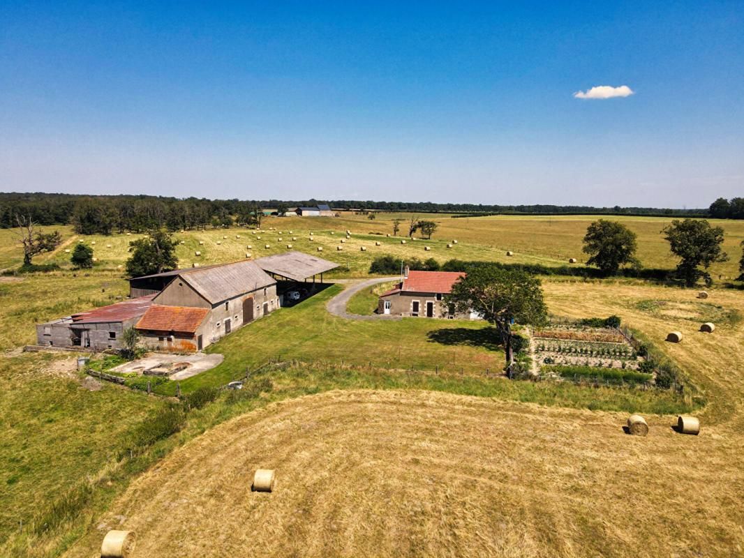 7 km de Magny-Cours - Ferme avec 3 hectares