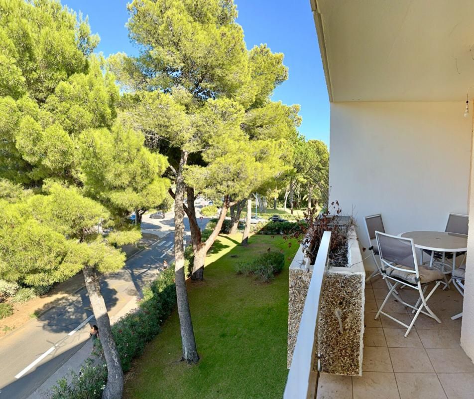 BORMES-LES-MIMOSAS Appartement deux pièces avec garage à vendre proche plage à Bormes les mimosas 1