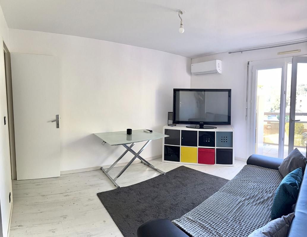 BORMES-LES-MIMOSAS Appartement deux pièces avec garage à vendre proche plage à Bormes les mimosas 2