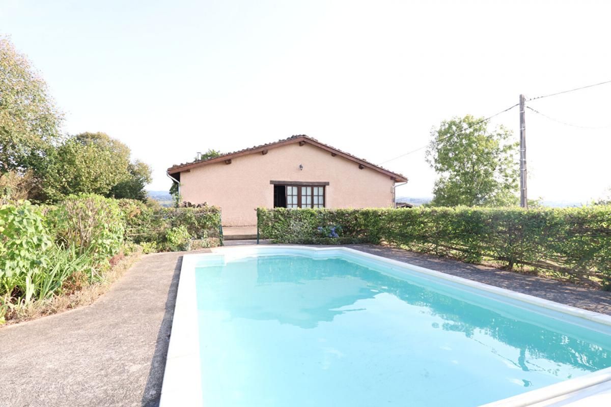 SAUVIAT Maison Sauviat 8 pièces +/- 200 m2+ piscine + grange + terrain 3500 m2 2