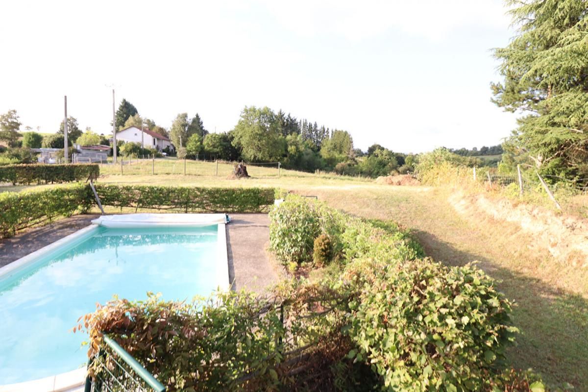 SAUVIAT Maison Sauviat 8 pièces +/- 200 m2+ piscine + grange + terrain 3500 m2 4