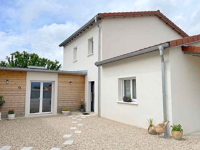 FERRIERES Volume et confort pour cette maison récente 184 m2 grand garage et jardin clos 4