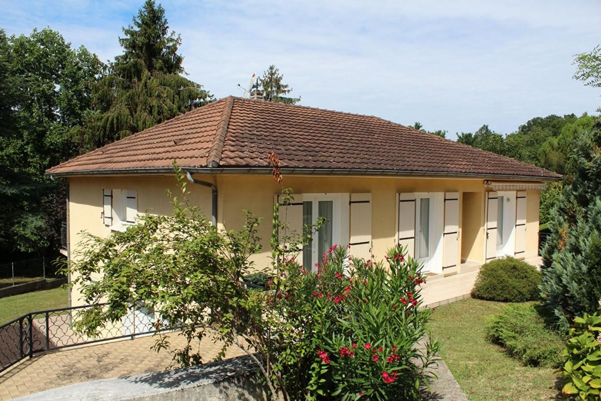 Maison type 6, sur sous-sol semi enterré, double garage, sur un terrain de 965 m²