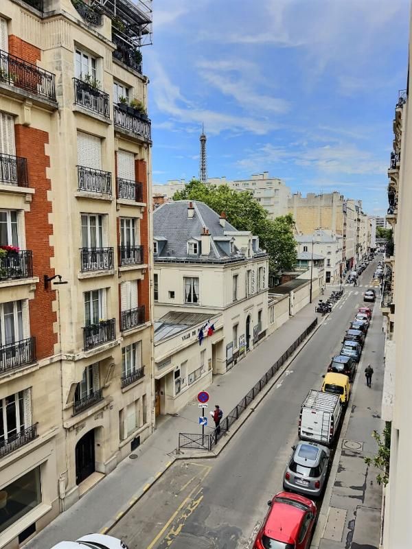 Paris 15 Place Alfred Dreyfus 2 Pièces Traversant dans immeuble en parfait état