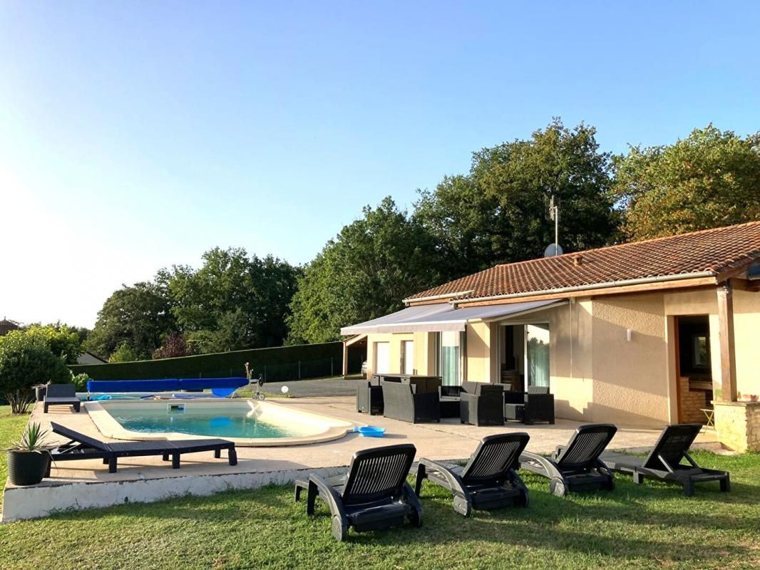 Maison de plain-pied  avec piscine sur un terrain  clos de 5131m²