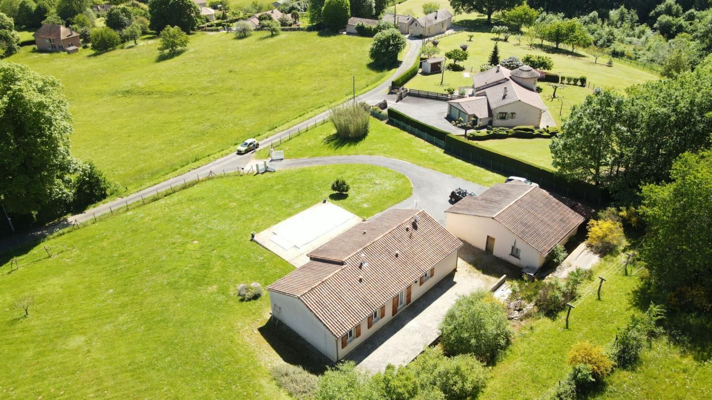 SAINT-MARTIAL-D'ALBAREDE Maison de plain-pied  avec piscine sur un terrain  clos de 5131m² 2