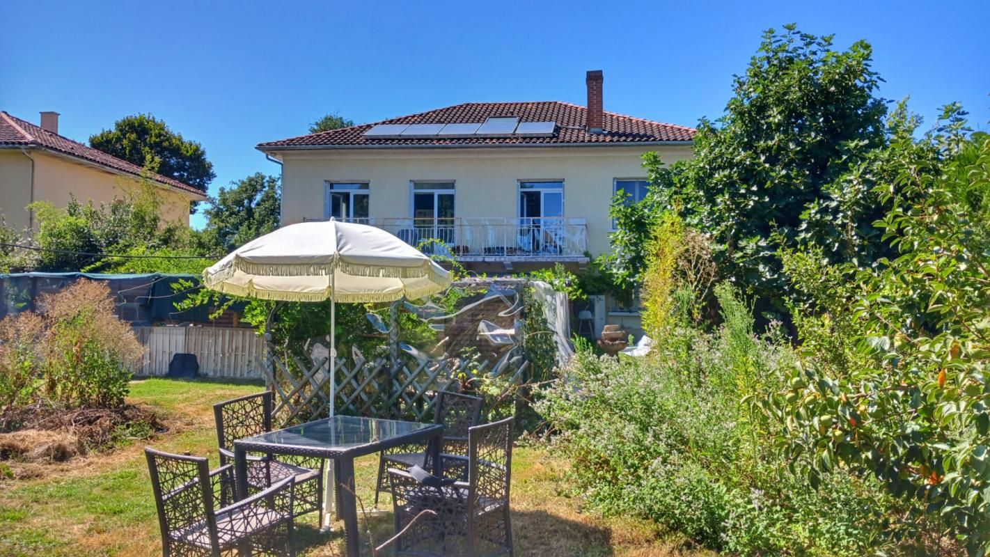 Excellente opportunité pour cette maison située au calme à Ribérac avec 12 pièces!