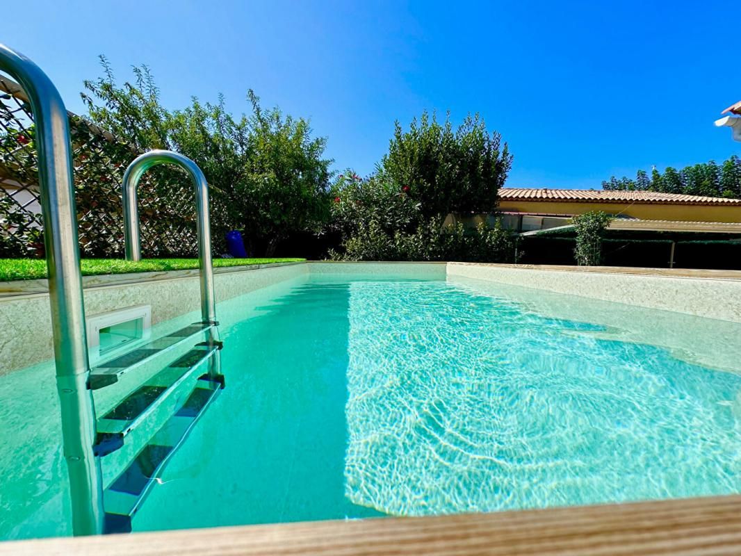 SIX-FOURS-LES-PLAGES Villa T5 individuelle de  PLAIN PIED  sur 781m² de terrain plat avec piscine - 4