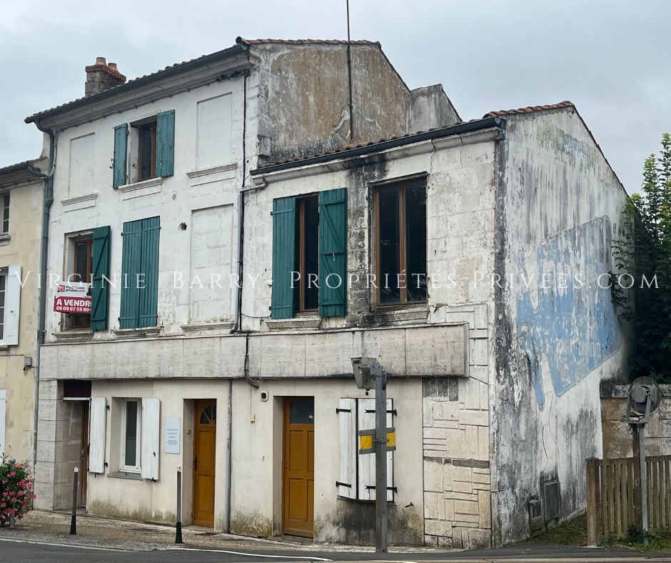 TONNAY-CHARENTE IMMEUBLE COMPOSE DE 4 APPARTEMENTS ET 1 MAISON AVEC JARDIN 1