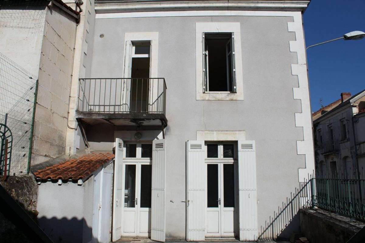 Maison de ville type 7, garage privatif, dépendance sur un terrain de 155 m²